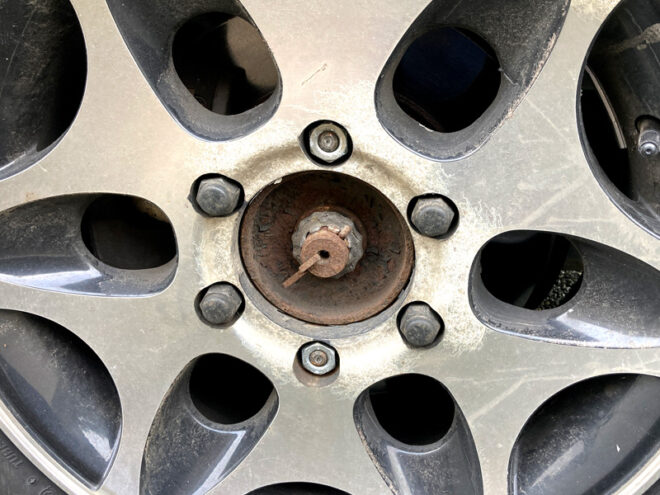 飛んでいったナット2本