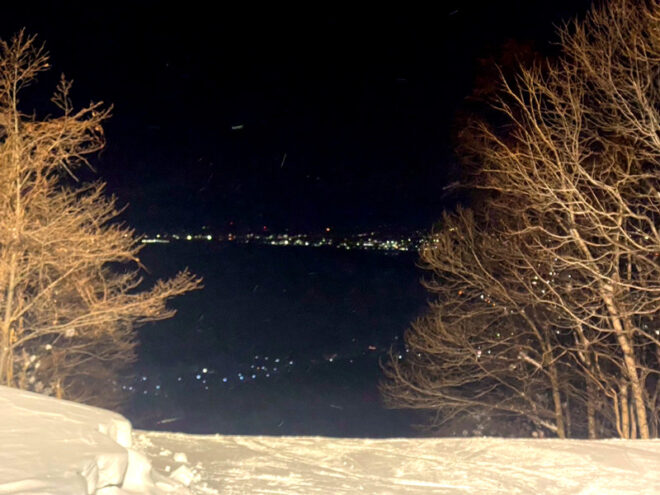夜になると海と夜景のコラボレーション