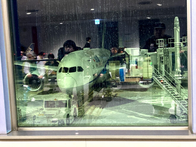 駐機場に到着した登場予定の飛行機