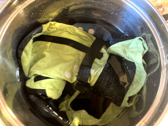 お湯に浸しているグローブ