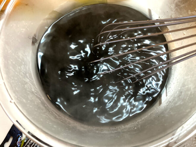 泡だて器で混ぜているところ