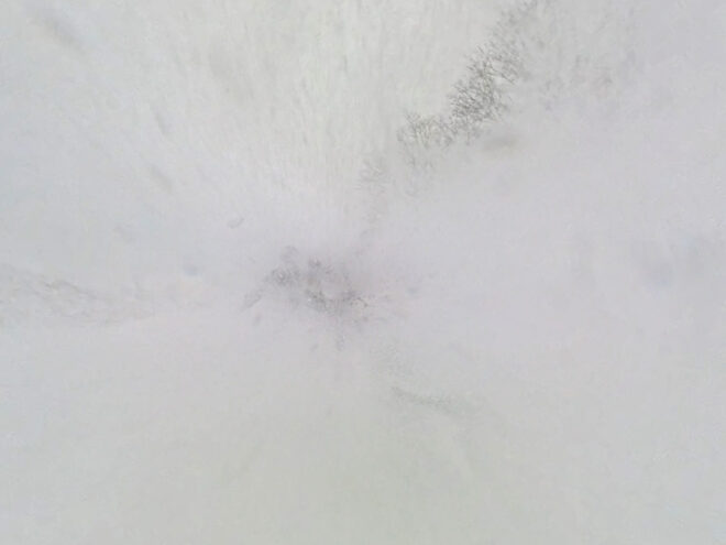 思いっきりターンするとレンズが隠れる。（動画から切り出し）