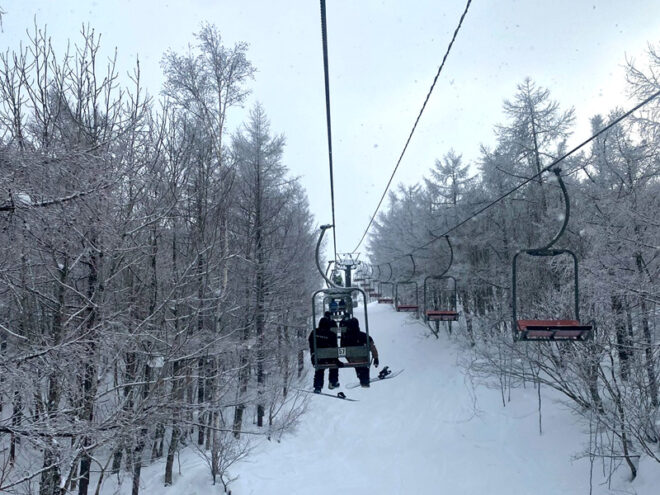 岩岳の裏のペアリフト