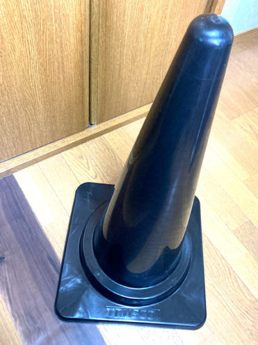 黒いカラーコーン