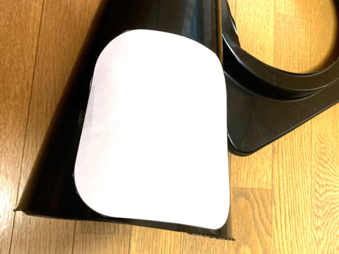 カラーコーンに型紙を貼り付ける