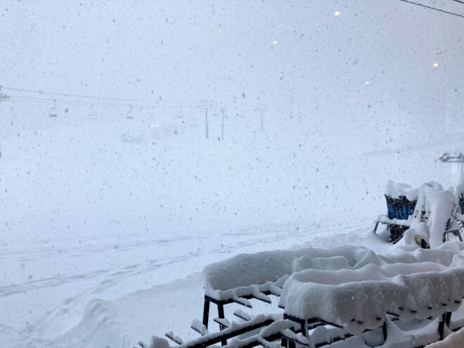 夜の間で30cmぐらい。滑ってる間でさらに増加。