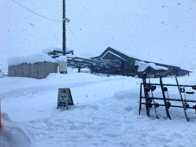 朝のリフト券売り場前。この時点ではクローズになるとは思ってなかった。