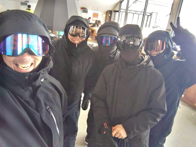 黒のセットアップの紳士会メンバー。