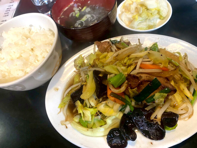 大華食堂の野菜炒めとライス。