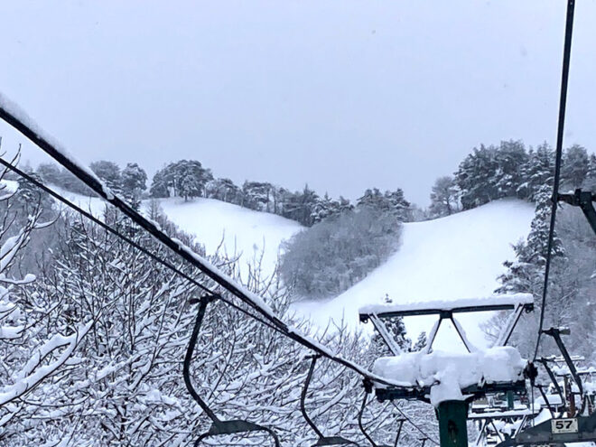 この斜面は日曜日しかオープンしない。