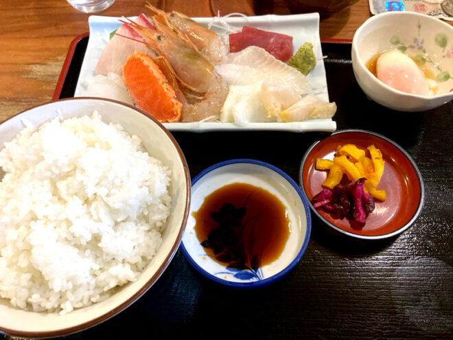 大松の刺し身定食（1,200円）。