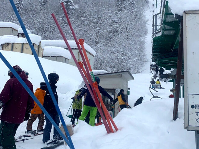 tっプに上がるリフトの列も結構伸びてた。