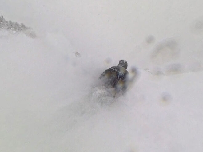 雪が深すぎて全然姿が映ってない。（動画から切り出し）