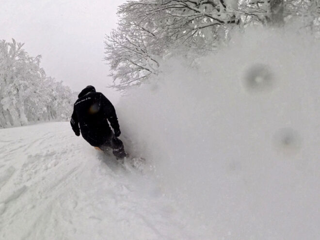 雪が軽くてスプレーがすごい！（動画から切り出し）